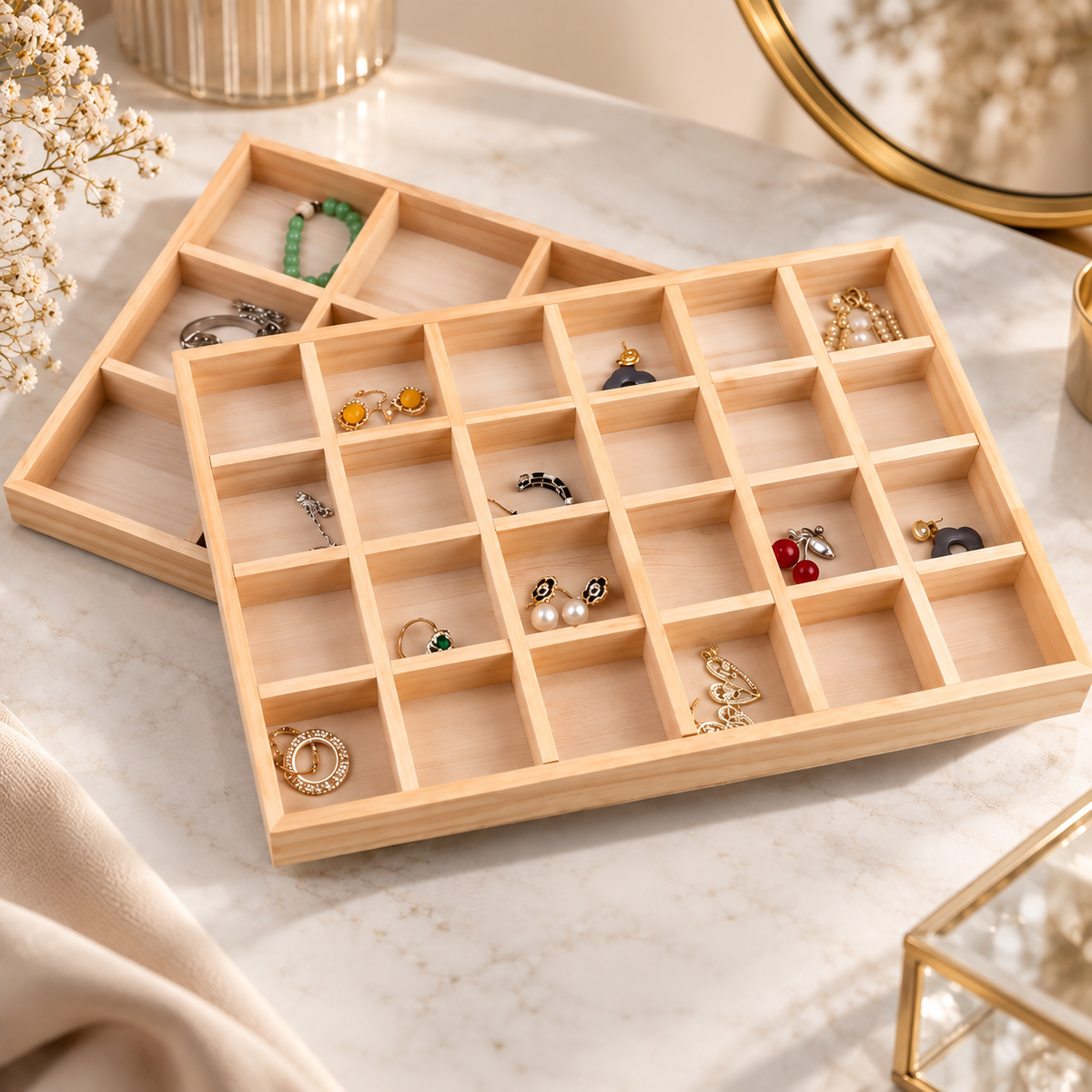 Plateau à bijoux en bois compartimenté avec bijoux