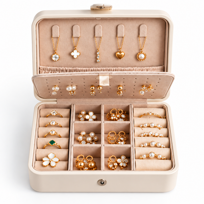 Boîte à bijoux blanche ouverte avec espaces pour bagues et boucles d’oreilles