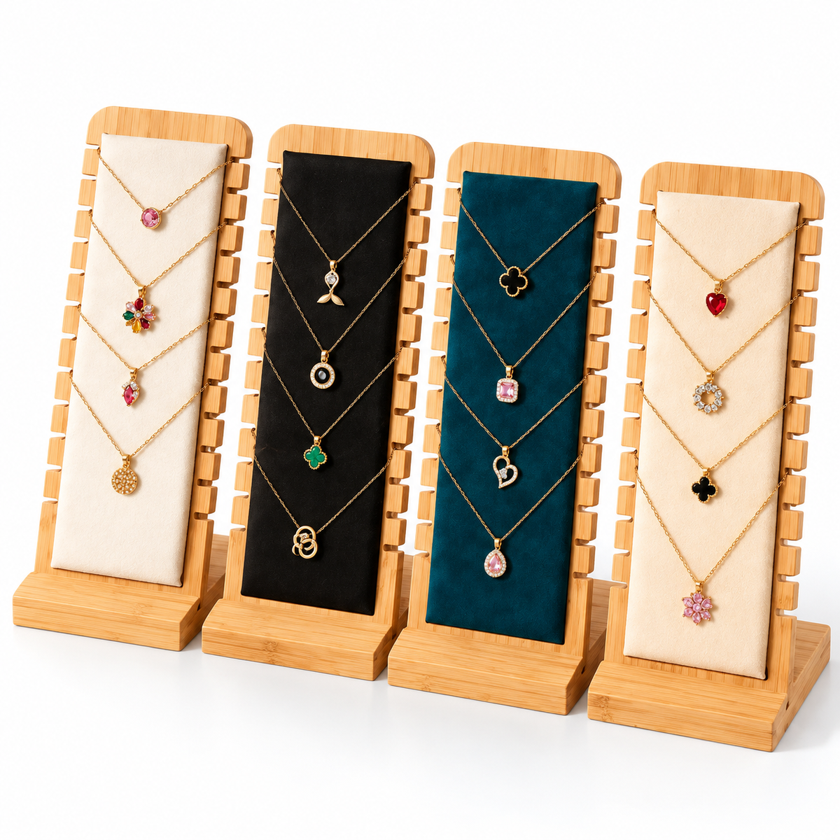 Supports à colliers en bois avec différents fonds colorés