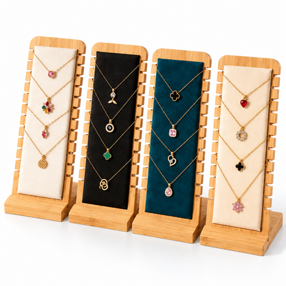 Supports à colliers en bois avec différents fonds colorés