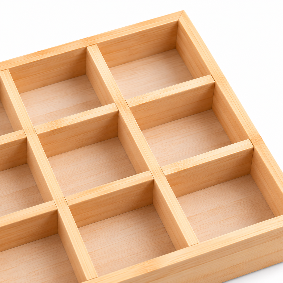 Détail des compartiments d’un plateau à bijoux en bois