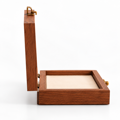 Vue latérale d’une boîte à bijoux en bois ouverte