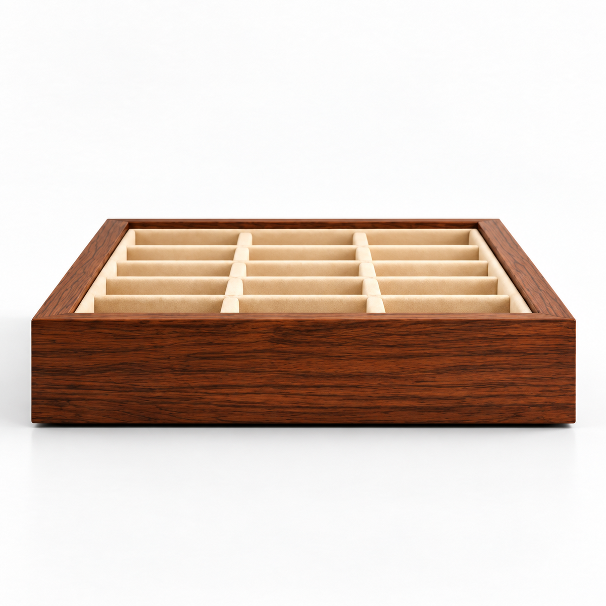 Vue latérale d’un plateau à bijoux en bois avec cases de rangement