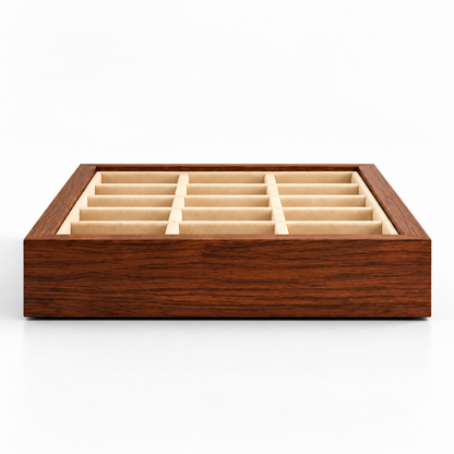 Vue latérale d’un plateau à bijoux en bois avec cases de rangement