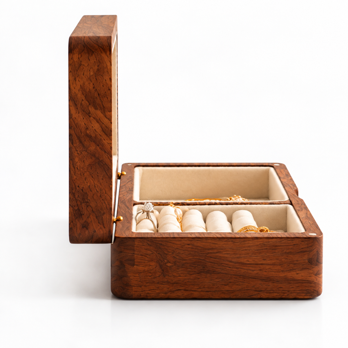 Vue latérale d’un coffret à bijoux en bois avec intérieur rembourré