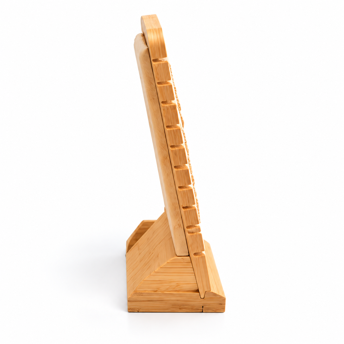 Vue latérale d’un présentoir à bijoux vertical en bois