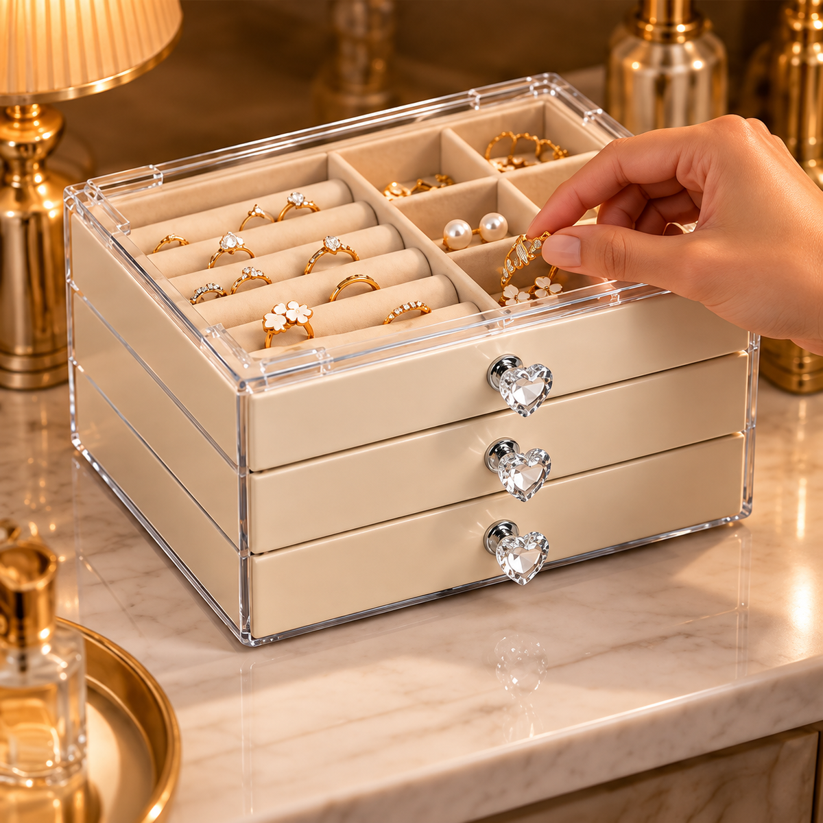 Rangement de bijoux dans une grande boîte transparente compartimentée