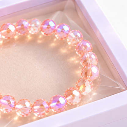 Détail d’un bracelet rose présenté dans son écrin blanc
