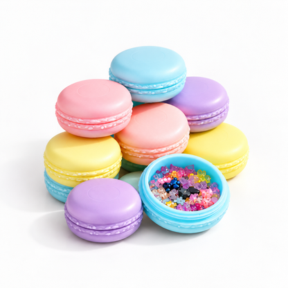 Collection de petites boîtes macarons roses, bleues, jaunes et violettes